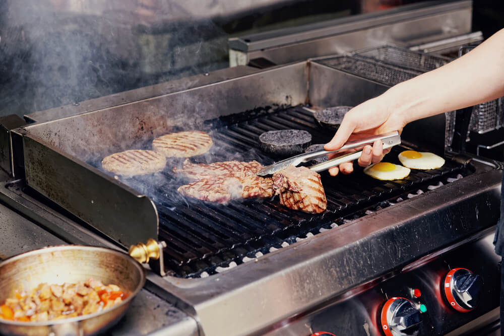 Commercial Griddle vs Grill: Which Does Your Kitchen Need?